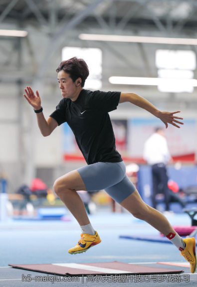 高尔夫球握杆技巧与步伐练习